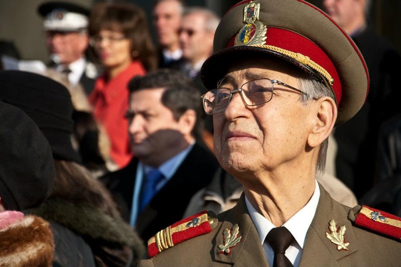 379544_202458966503168_100002171987861_427947_1588116822_n