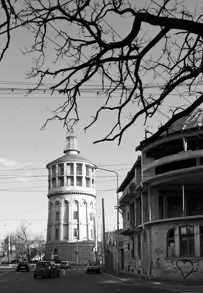 02-foisorul-vazut-din-strada-zece-mese