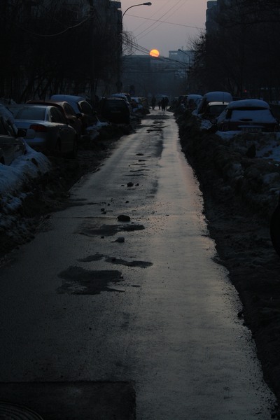 S-ar putea ca mintea noastra, cugetand asupra tuturor lucrurilor, sa se asemene cu soarele, care nu poate lumina jumatate din globul pamantesc fara a lasa cealalta jumatate cufundata in beznele noptii. 