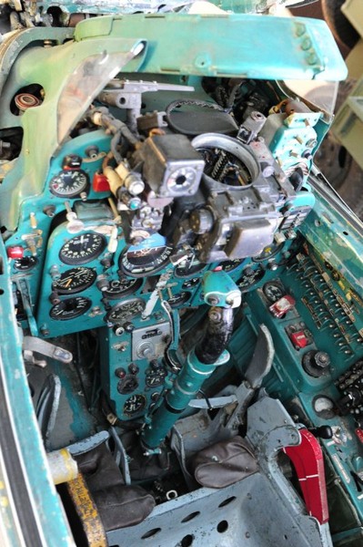 cockpit-mig-21