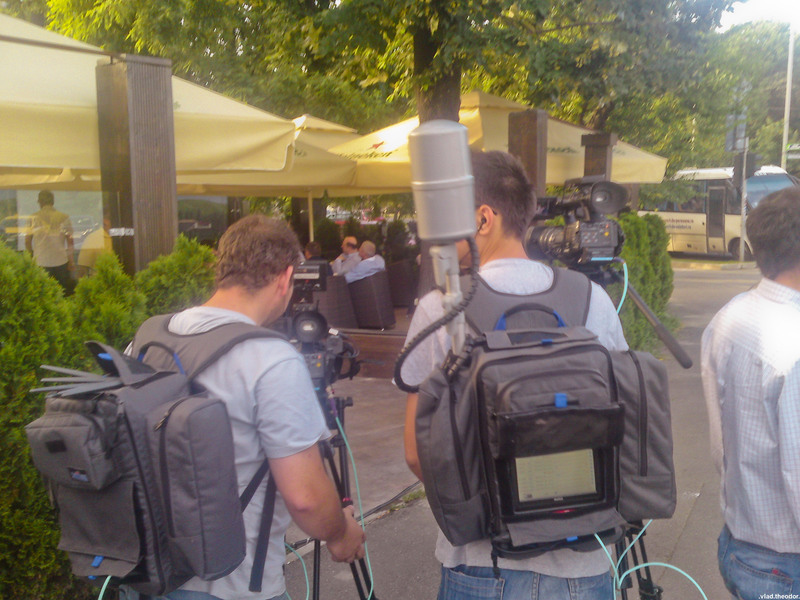 Cine sint cei de la masa, ce au in farfurii, ce au in pahare ??? Poate ectoplasma !?