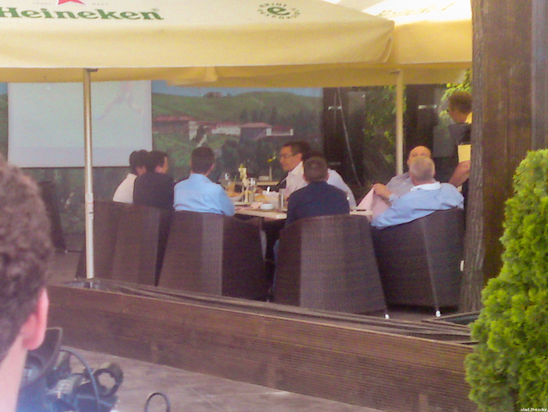 Ponta & Anto asteptind rezultatele poll - primarie