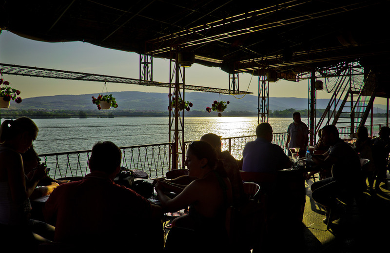Pranzul pe puntea ,, Vaporului ,, restaurant la Drobeta Turnu Severin