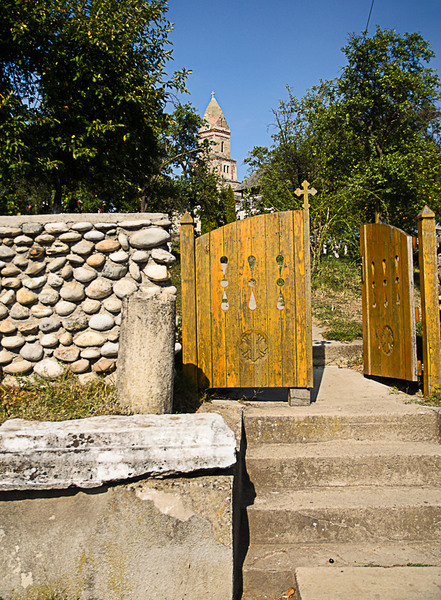 Intrarea in curtea Bisericii Densus