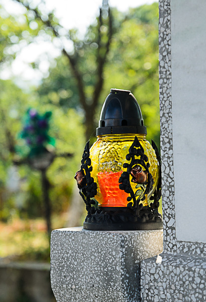 Candela in Cimitirul Densus