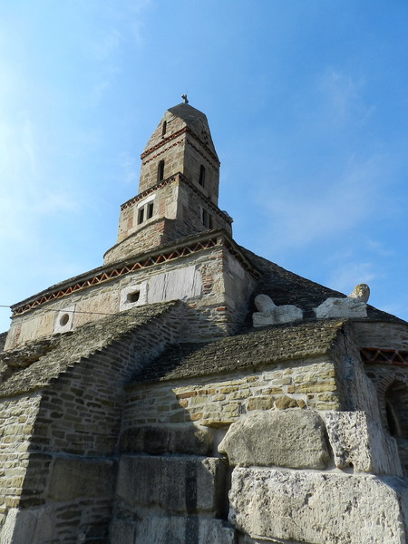 Biserica de piatra de la Densus