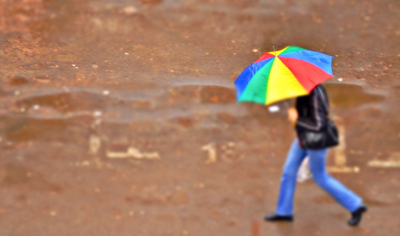 femeie-cu-umbrela-colorata