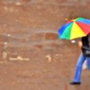 femeie-cu-umbrela-colorata