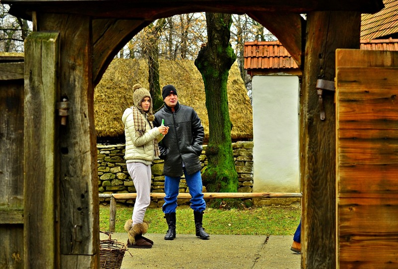 doi-dincolo-de-portic