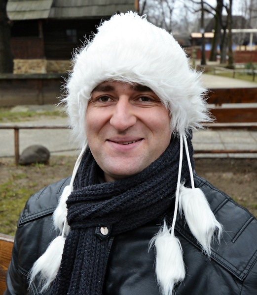 portret-cu-caciula-alba-ms