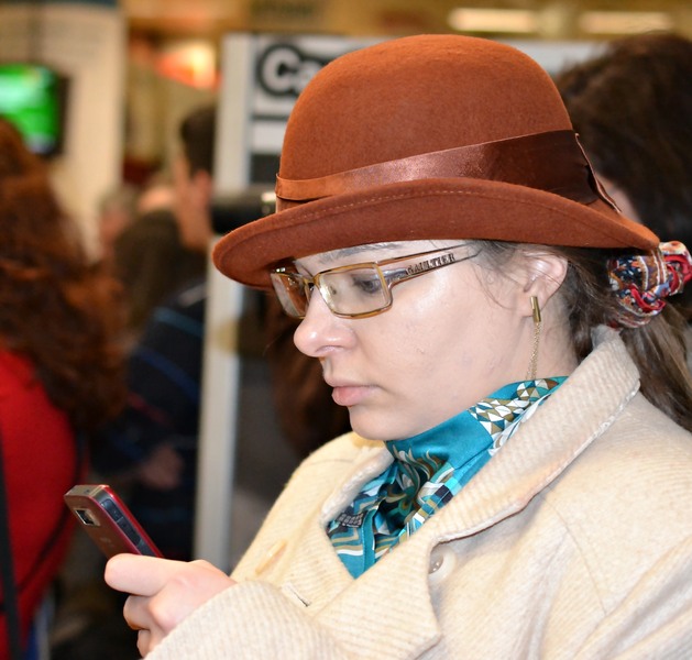 instantaneu-doamna-cu-ochelari-palarie-si-telefon