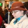 instantaneu-doamna-cu-ochelari-palarie-si-telefon