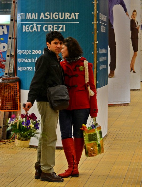 tineri-cu-cos-de-flori