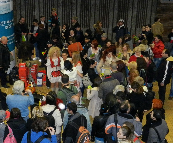 Alina (F64) imparte martisoare