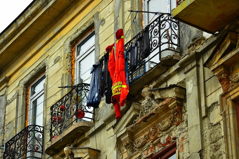 bataie-de-joc-rufe-la-balcon-cladire-veche