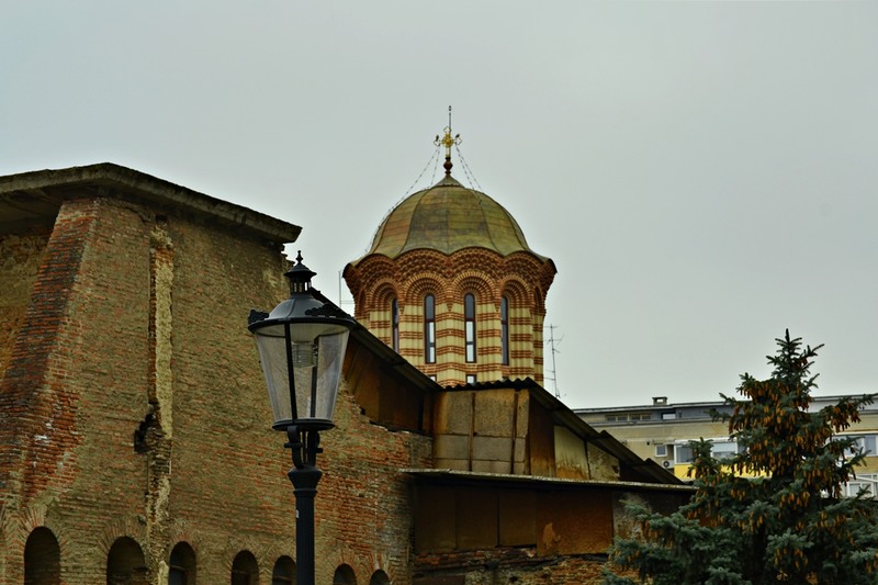 turn-biserica-zid-muzeu-lampa-strada