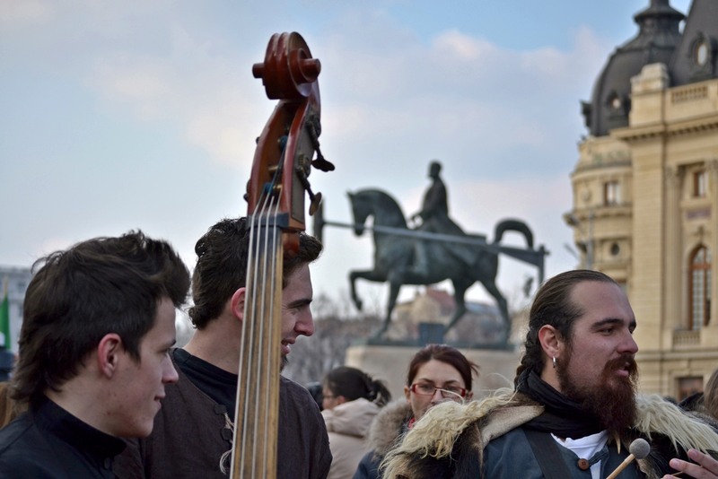 instrumentisti-cu-fundal-carol