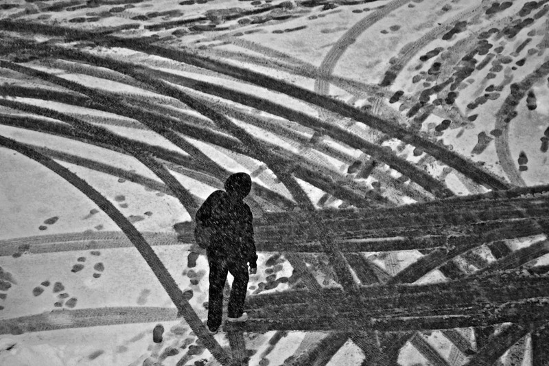 femeie-cu-linii-orizontale-si-curbe-an