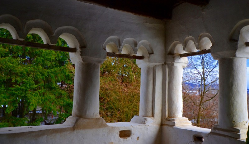 peisaj-printre-coloane-albe-din-ceardac