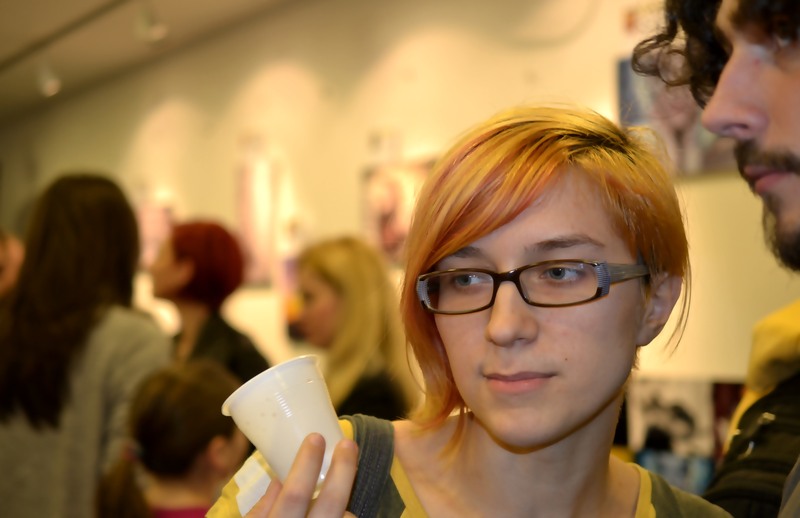 fata-cu-ochelari-si-paharul-din-plastic