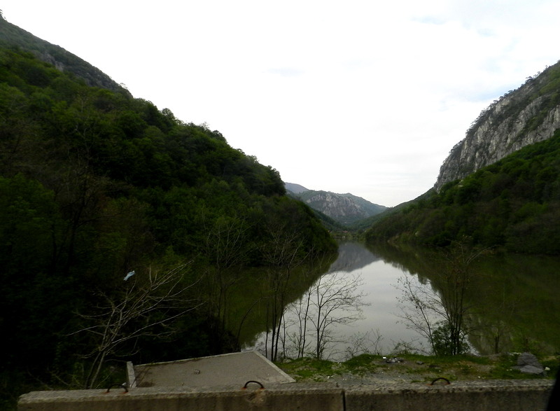 Lacul Prisaca - pe raul Cerna, inainte de Baile Herculane