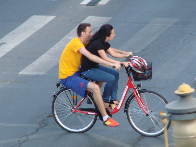 dsc00256_doi-pe-bicicleta