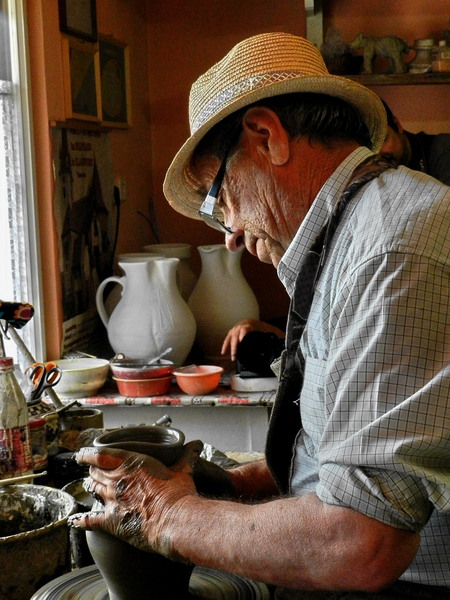 Mesterul ceramist Augustin Pall