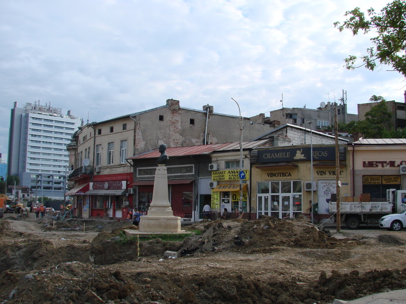 dsc05807_doar-bustul-lui-dr-haralambie-botescu-sta-pe-loc