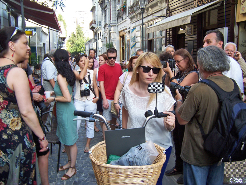 atenție trec biciclistele...