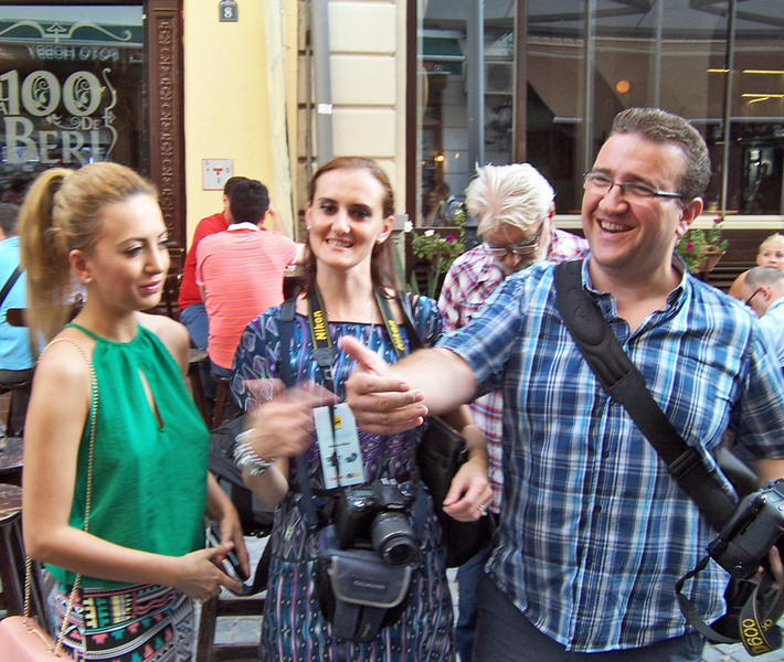 hai intră în cadru te rog...