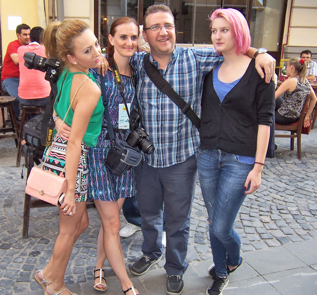 privirea sus și zîmbiți vă rog..