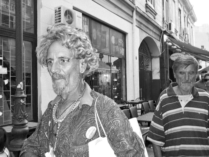 blondu cu mărgele prezintă moda de sezon...