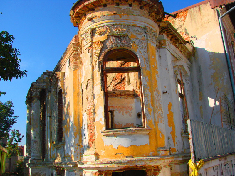 dsc07463a_casa-parasita-in-demolare