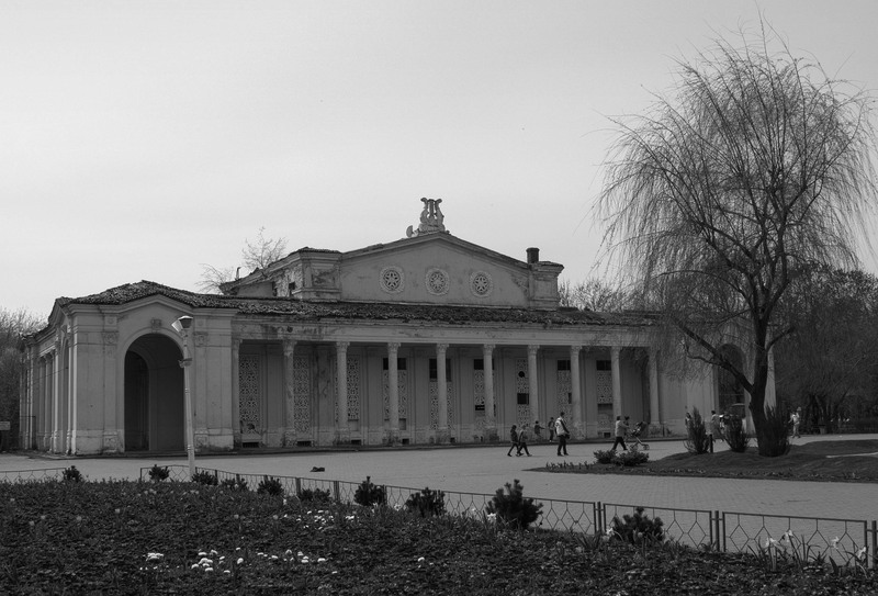 Teatrul de Vara din Parcul Bazilescu