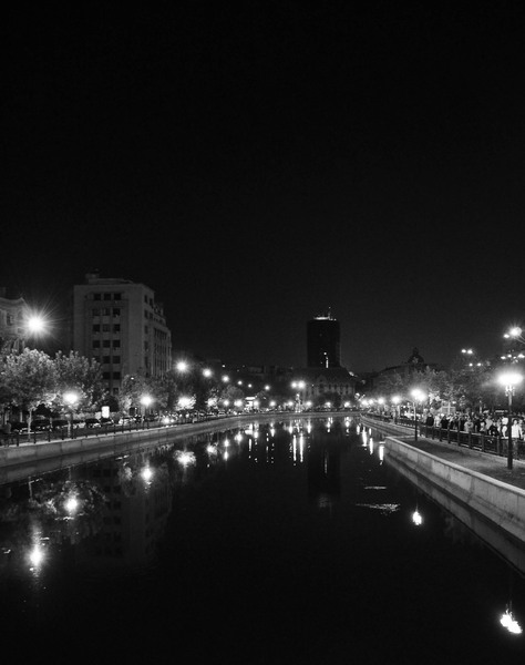 Vedere nocturna de pe Podul Izvor