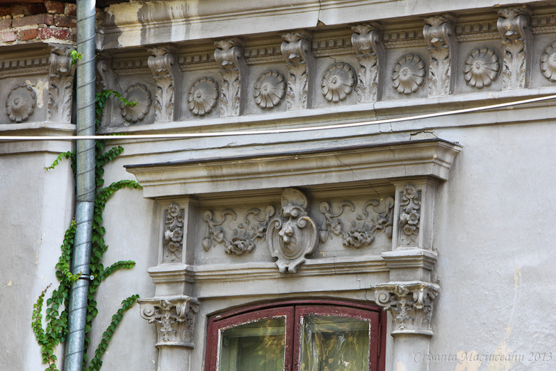 friza si fronton cu motive florale