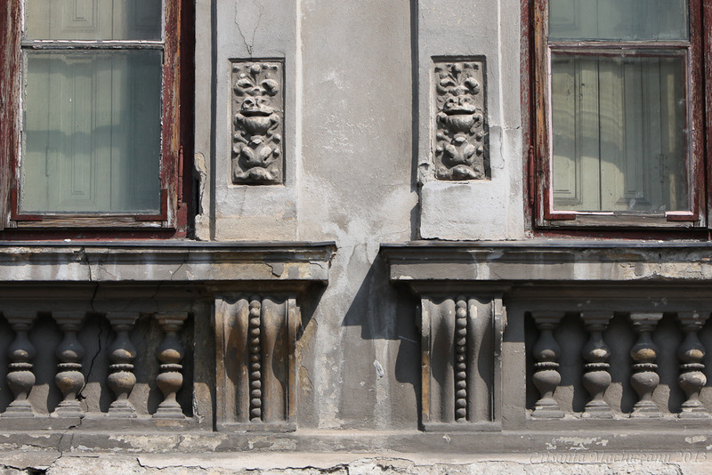 casete ornamentale cu coloane scurte aflate la baza ferestrelor