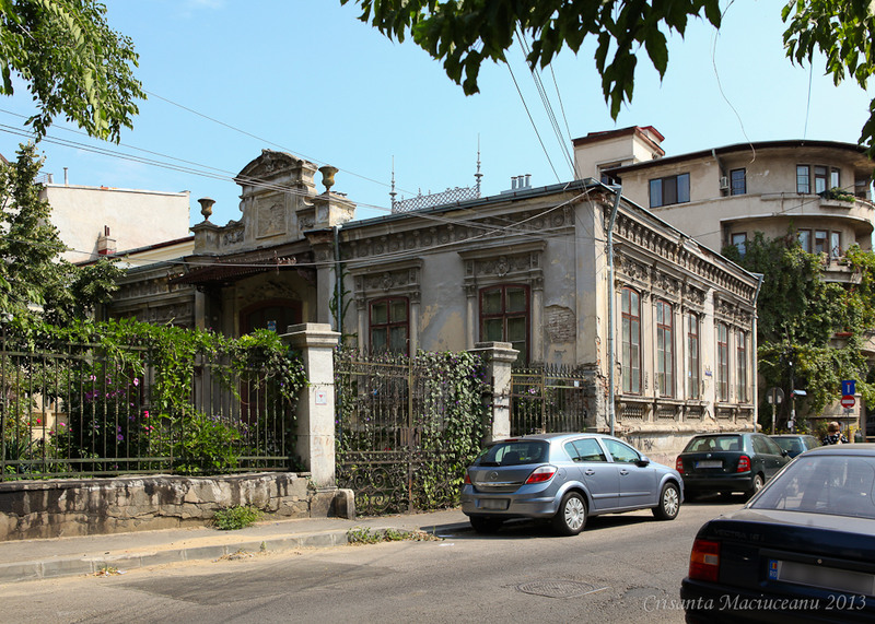 casa cu geamuri bombate