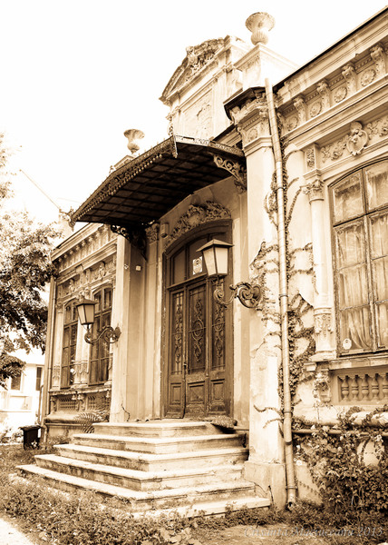 imgine cu parfum de epoca al casei cu geamuri bombate