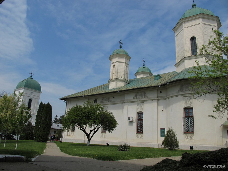 in curte la manastirea Cernica
