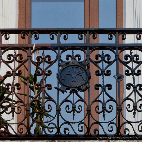 monograma, aceeasi cu cea de pe fronton