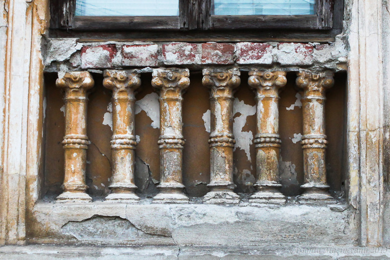 casete cu coloane ce se afla sub ferestre