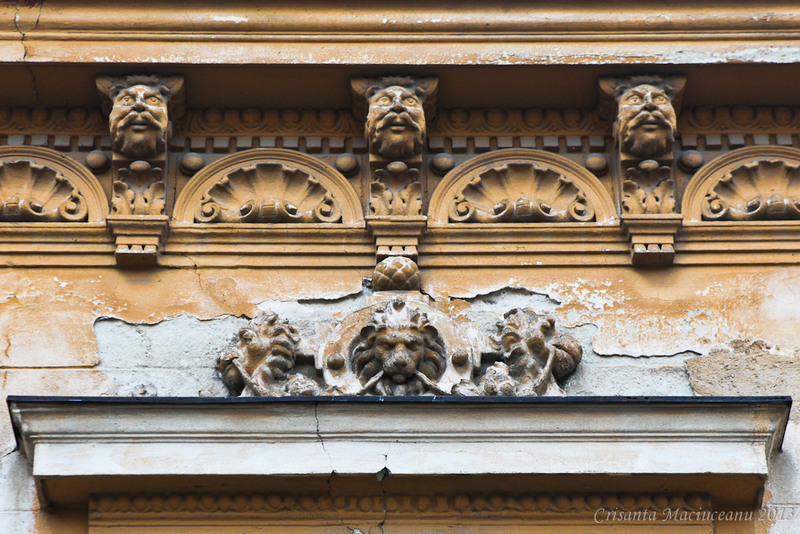 mascaroni reprezentand oameni si animale