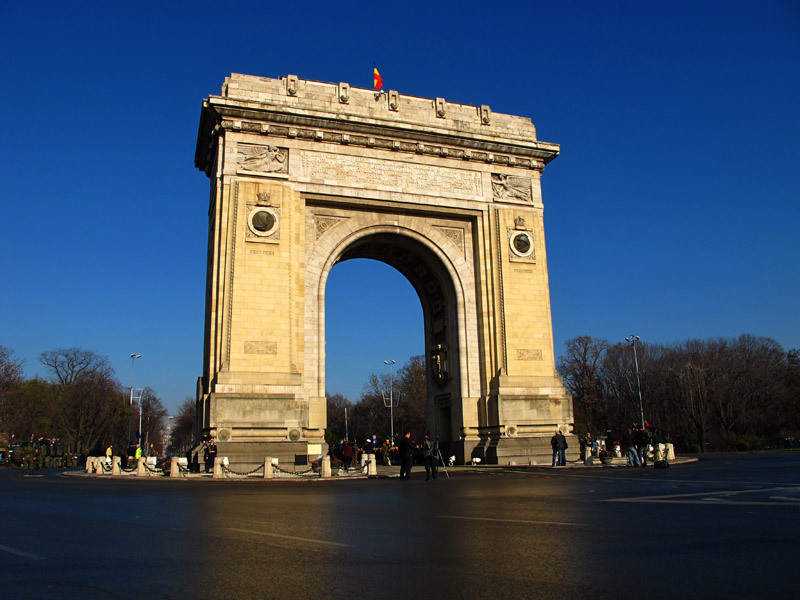 Arcul de Triumf in zi de sarbatoare