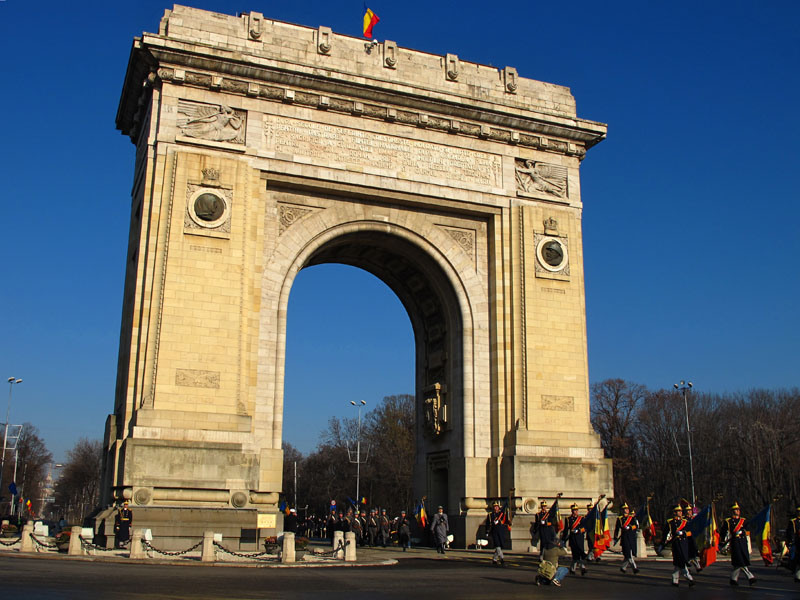 Arcul de Triumf in zi de sarbatoare