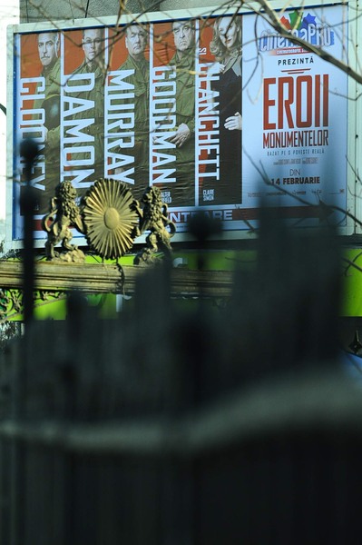 Eroii la monumente