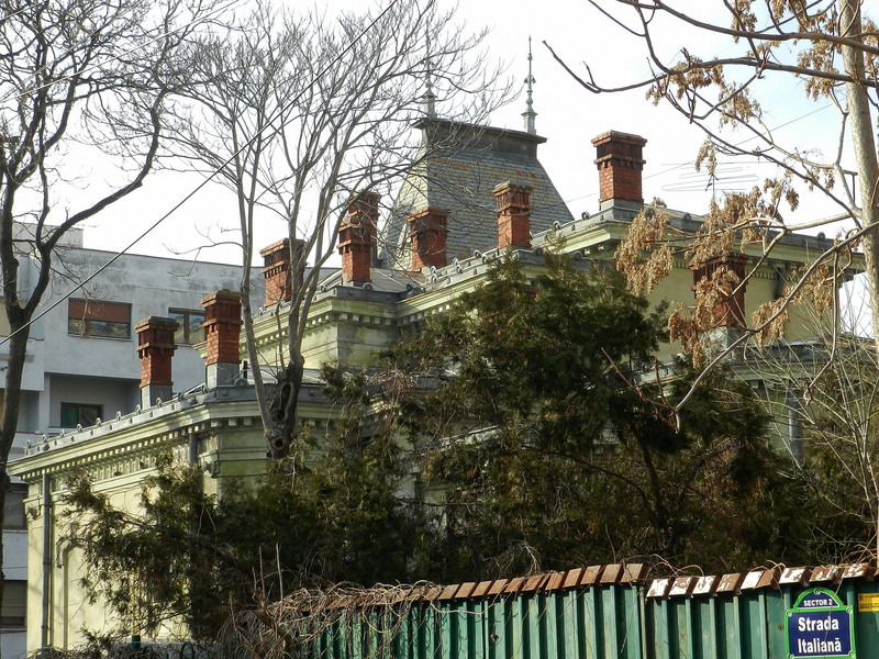 O casa cu multa fumuri