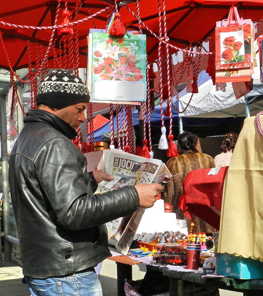 Intre doi cumparatori citim ziarul