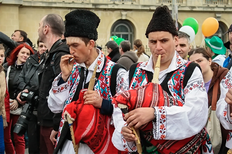 Unl la cimpoi , altul la tigara.