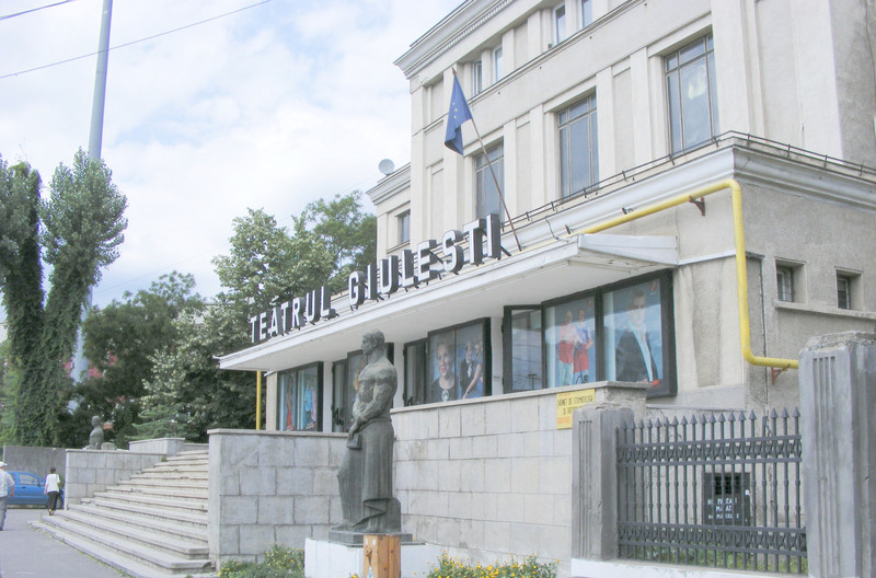 Teatru facut de arh.H.Creanga si statui I.Jalea in Giulesti